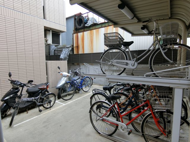 エアフォルク沢良宜の駐車場