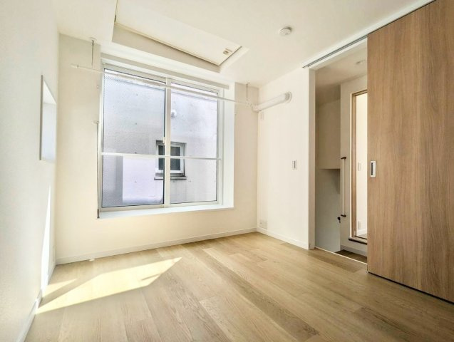 杉並区阿佐谷南2丁目　中古戸建の洋室|大きな窓からたっぷりと陽光が注がれる明るい居室。一日の疲れを癒し、時を忘れて過ごせる空間です！

現地ご見学希望・資料請求などお気軽にお問い合わせ下さい！
03-5990-5201