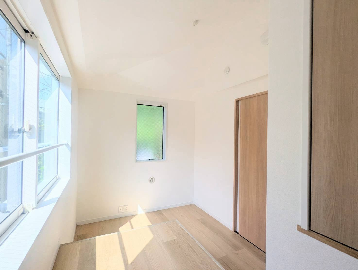 杉並区阿佐谷南2丁目　中古戸建の洋室|2面採光のため、通風や採光性を高めてくれます。明るく開放的で快適な居住空間を実現！

現地ご見学希望・資料請求などお気軽にお問い合わせ下さい！
03-5990-5201
