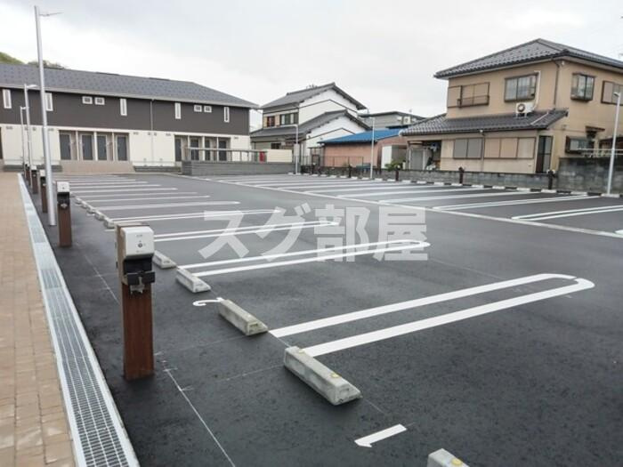 グレーシアタウン木崎　B棟の駐車場