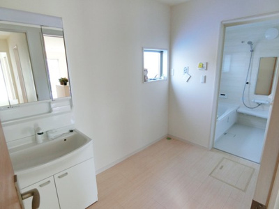 【内観：施工例】 | 新築　リーブルガーデン鴨方町六条院中　全2棟 | 同仕様洗面所