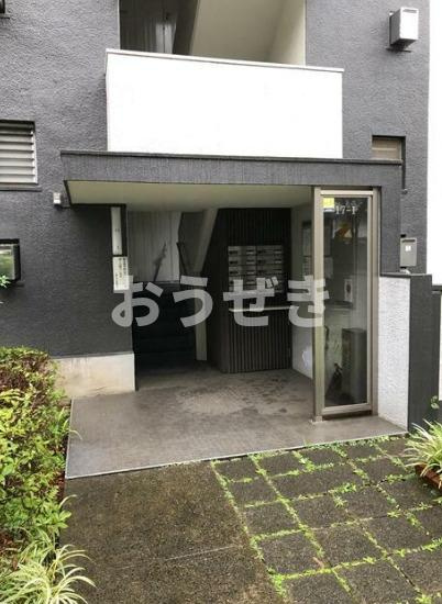 片倉台団地　１７号棟　２０２号室のエントランス