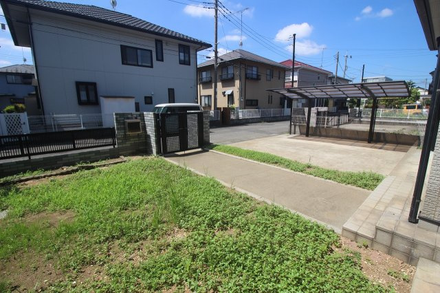 小山市東城南5丁目の庭|ガーデニングや家庭菜園などを楽しめるお庭付き。お子さまの外遊びや、季節の植物を育てるスペースにも活用できます。