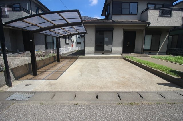 小山市東城南5丁目の駐車場|カーポート付きの駐車スペース。雨や強い日差しから大切なお車を守り、荷物の積み降ろしもしやすいです。