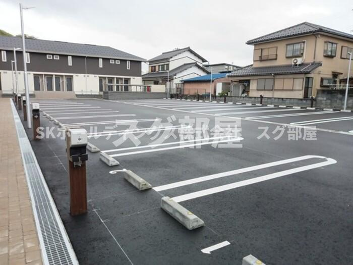 グレーシアタウン木崎　B棟の駐車場