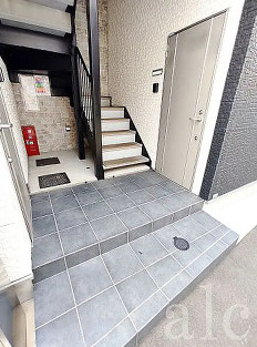 中野区弥生町３丁目のアパートのエントランス