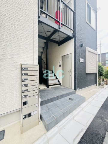中野区弥生町３丁目のアパートのエントランス