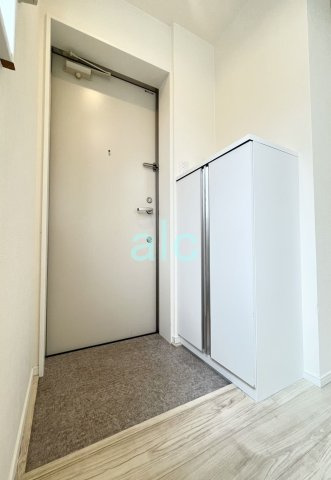 中野区弥生町３丁目のアパートの玄関