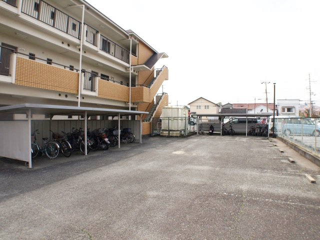 マンション摂陽の駐車場