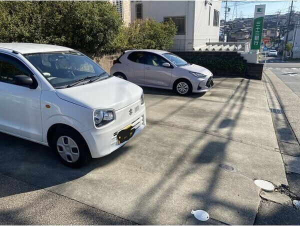 G flat 鳴海の駐車場