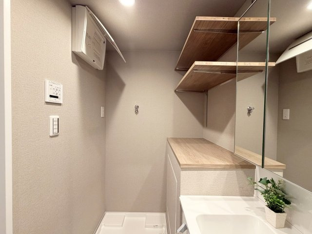 壬生川団地の洗面所|洗面内にはタオルや洗剤などのストック収納に便利な収納棚が備え付けに。限られたスペースでも効率的に収納ができちゃいます♪（R8.7撮影）