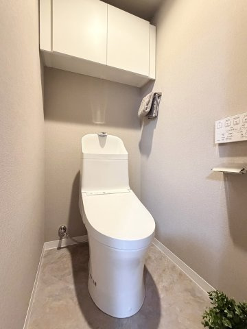 壬生川団地のトイレ|上部にはトイレットペーパーのストックが収納できる棚が備え付けられております。（R8.7撮影）