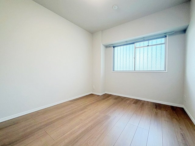 壬生川団地の洋室|ベッドや机など無理なく配置できる広さとなっております。（R8.7撮影）