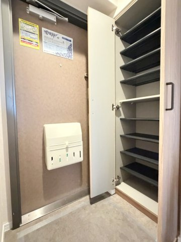 壬生川団地の収納|住まいの「顔」となる玄関。スッキリした玄関にできるシューズボックスは欠かせない存在ですね♪（R8.7撮影）