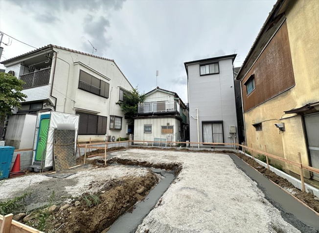 【外観】 | 富士見市水谷東3丁目　新築一戸建住宅　全1棟　(志木本店) | 販売現地／2026年8月17日撮影　
商業施設が徒歩圏内に充実しているので日々のお買い物にも困りません。