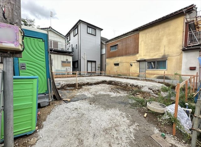 【外観】 | 富士見市水谷東3丁目　新築一戸建住宅　全1棟　(志木本店) | 販売現地／2026年8月17日撮影　
2026年11月完成予定。お子様の進学などに合わせてお引越しが可能です。