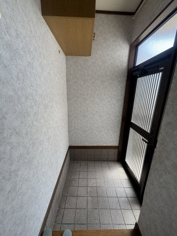 西山町戸建の玄関