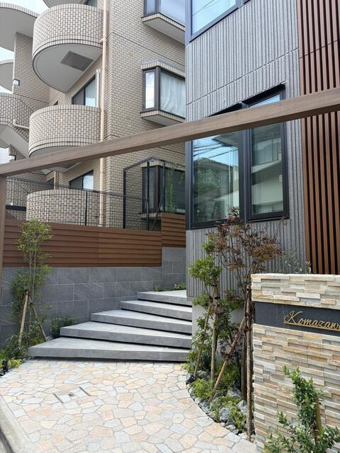 Ｋｏｍａｚａｗａ　Ｋｏｕｅｎ　ｔｅｒｒａｃｅのエントランス|建物の入り口です