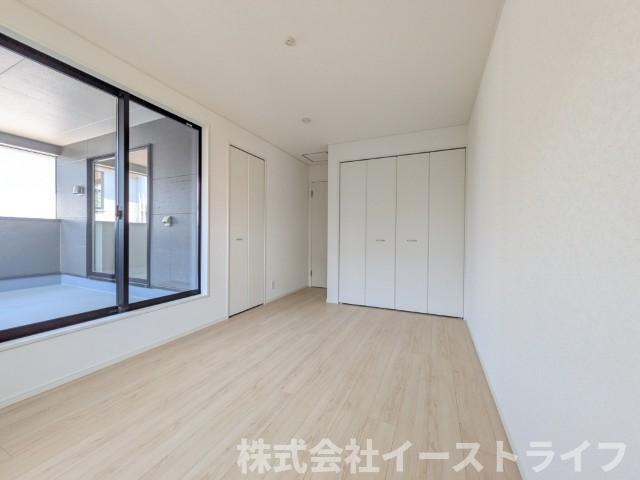 【新築戸建】　いわき市泉町第8　限定1棟の寝室|同社施工写真　フローリングのお部屋は耐久性があり傷が付きにくいので、一般的な使用ではメンテナンスはあまり必要ありません。また、汚れたらさっとふき取るだけで、きれいな場外を保つことができます。