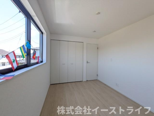 【新築戸建】　いわき市泉町第8　限定1棟の子供部屋|同社施工写真　家具などのインテリアともマッチしておしゃれ感が出しやすく、身の回りの整理がしやすいのも洋室の魅力です◎