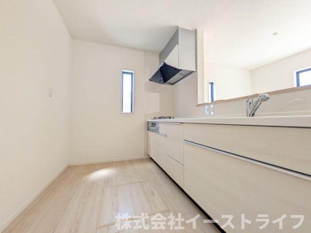 【新築戸建】　いわき市泉町第8　限定1棟のキッチン|同社施工写真　お掃除がしやすいシステムキッチンです。収納も豊富でいつでもキレイを保てます！