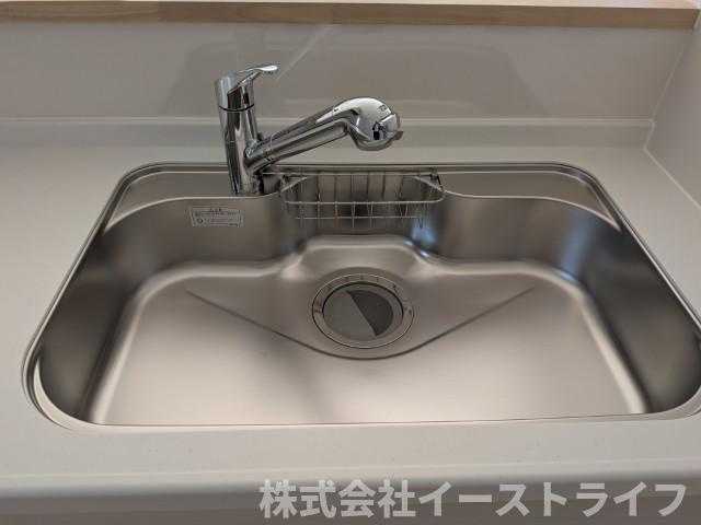 【新築戸建】　いわき市泉町第8　限定1棟のキッチン|同社施工写真　浄水器一体型水栓です◎対面式キッチンなので、リビングルームにいるご家族の様子を見ながら調理ができ、小さなお子様がいるご家庭でも安心です。