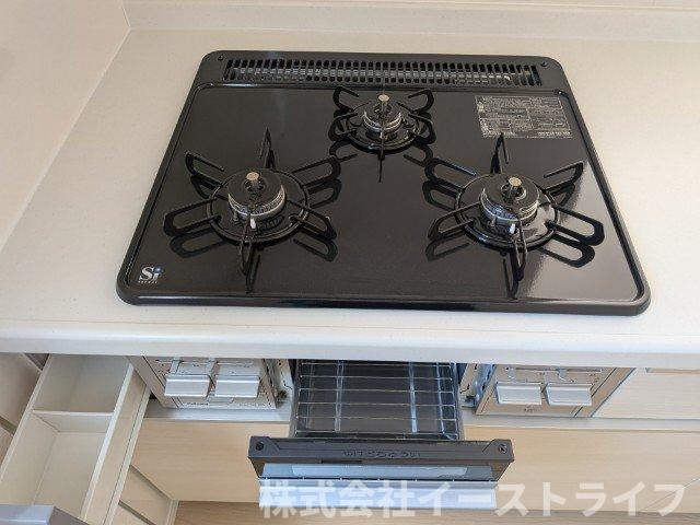 【新築戸建】　いわき市泉町第8　限定1棟のキッチン|同社施工写真　ガス火3口、魚焼きグリル、調味用入れがついています！