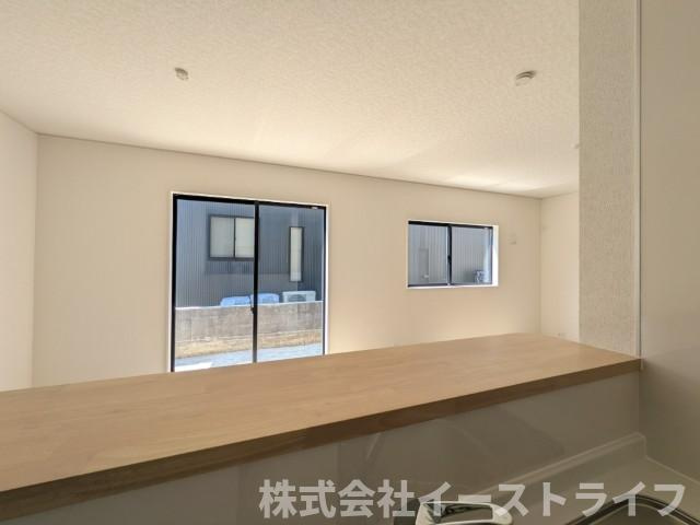 【新築戸建】　いわき市泉町第8　限定1棟のキッチン|同社施工写真　対面キッチンは家族とのコミュニケーションをとりながらお料理できるのが魅力です♪とくに小さなお子さんを持つご家庭では、調理中もお子さんの様子をみられるので大きな安心に繋がりますね♪