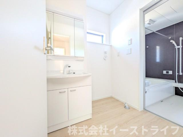 【新築戸建】　いわき市泉町第8　限定1棟の独立洗面台|同社施工写真　朝の身支度に便利な独立洗面台です。3面鏡で鏡の裏には収納スペースがあり、小物などをすっきり片づけることができます。