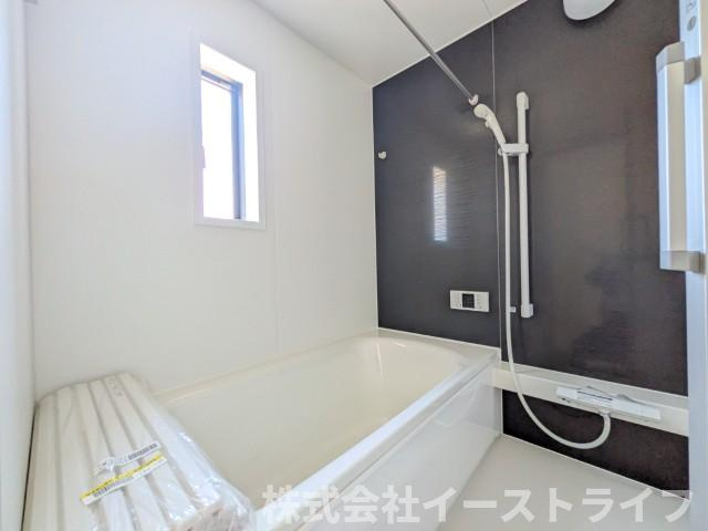 【新築戸建】　いわき市泉町第8　限定1棟の浴室|同社施工写真　リラックスできる雰囲気の浴室です。洗い場が広々としています。浴槽も広くリラックスするには最適です。