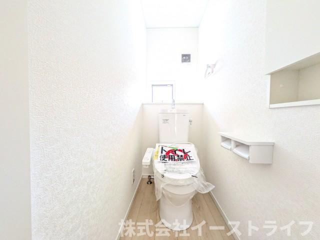 【新築戸建】　いわき市泉町第8　限定1棟のトイレ|同社施工写真　落ち着いた色調のトイレで、温水洗浄機能付き便座です。1階と2階にあります。
