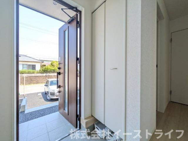 【新築戸建】　いわき市泉町第8　限定1棟の玄関|同社施工写真　玄関収納は天井いっぱいまであり靴の整理に困りません！