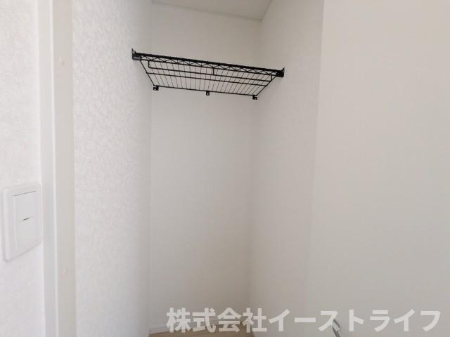 【新築戸建】　いわき市泉町第8　限定1棟の収納|同社施工写真　2階のホールにクローゼットが完備されているので、掃除用具などを収納するのに大変便利です！