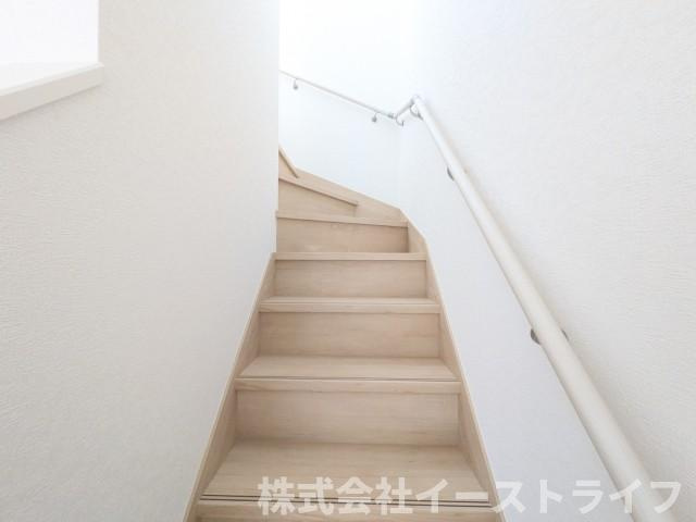 【新築戸建】　いわき市泉町第8　限定1棟の内装|同社施工写真　階段スペースです。手すりが付いているので安心です。