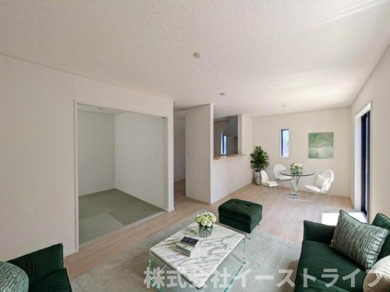 【新築戸建】　いわき市泉町第8　限定1棟の居間・リビング|同社施工のLDKに家具を配置したイメージ画像です。
※本画像はCGで作成しており、実際に現地に 家具は置かれておりません。また、価格に 家具は含まれておりません。