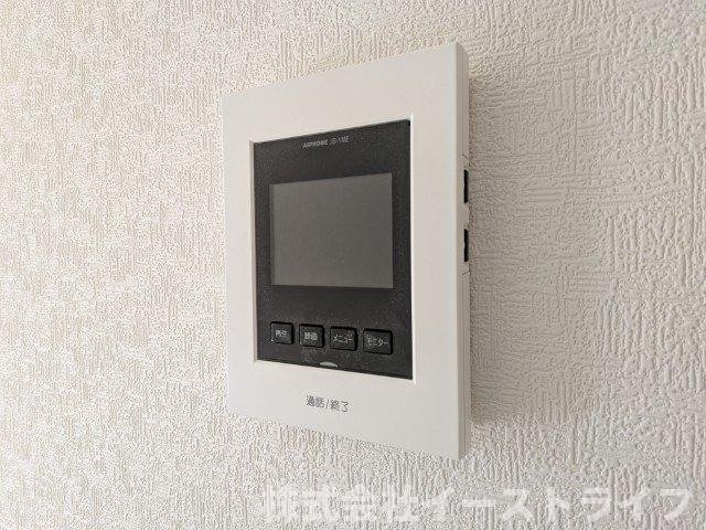 【新築戸建】　いわき市泉町第8　限定1棟のセキュリティ|同社施工写真　テレビモニター付きインターフォンです。玄関のドアを開けることなく来客の顔や声を確認できるため、トラブルの防止につながります。