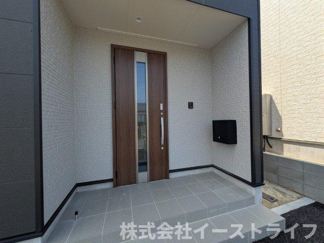 【新築戸建】　いわき市泉町第8　限定1棟の玄関|同社施工写真　玄関ポーチもある落ち着いた玄関です