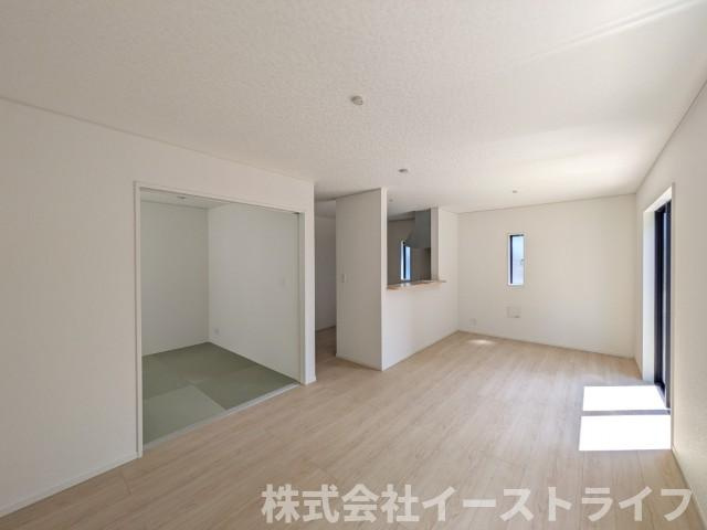 【新築戸建】　いわき市泉町第8　限定1棟の居間・リビング|同社施工写真　広いリビングは、ご家族でゆっくりくつろぎたい方におすすめです。