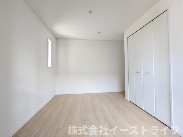 【新築戸建】　いわき市泉町第8　限定1棟の洋室|同社施工写真　洋室は和室と比べて家具を置いたり敷物を敷いたりと、カスタマイズ性が高いので、自分の好みの部屋にしやすいです♪