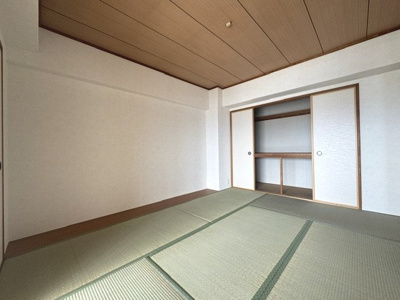 【和室】 | 藤和さやまハイタウンＣ棟 | 6帖和室には奥行きのある押入れ付き！お布団はもちろん、衣装ケースや季節家電の収納にも便利です。