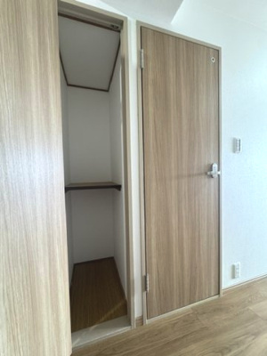 【収納】 | 藤和さやまハイタウンＣ棟 | 玄関横には奥行のある収納スペース付き！日用品のストックやお出掛け用品の収納にも便利です。