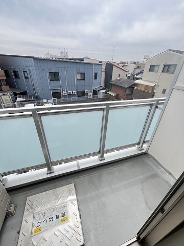 大阪市西淀川区竹島３丁目のアパートのバルコニー