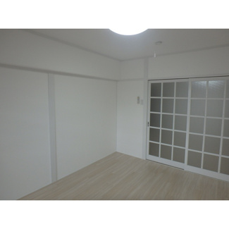 【居間・リビング】 | アザレアマンション | こちらの居間で趣味の時間をお楽しみください