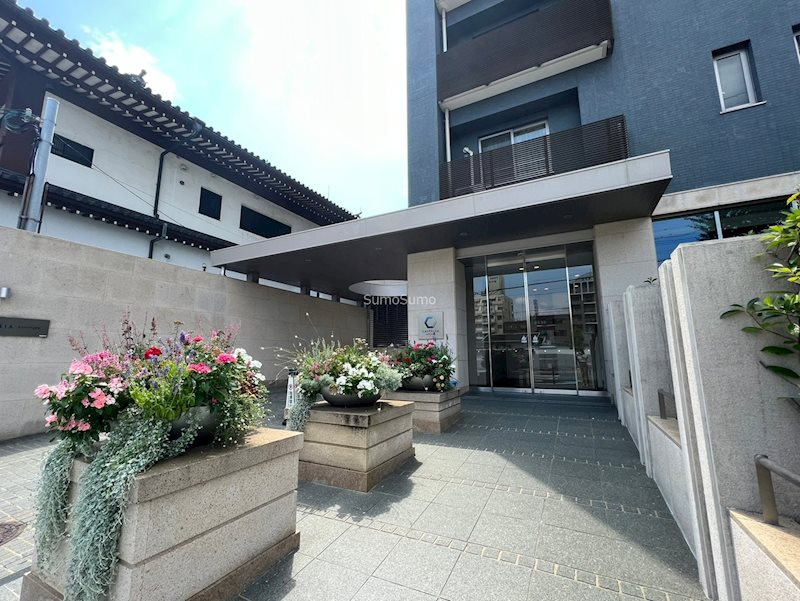 カスタリア上町台のエントランス