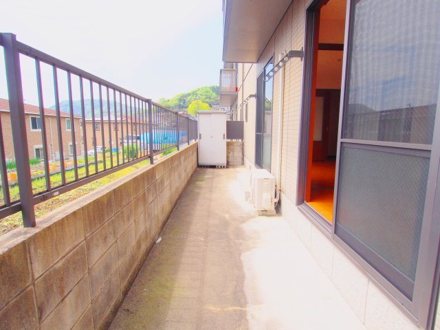 広島市安芸区中野３丁目のアパートのバルコニー