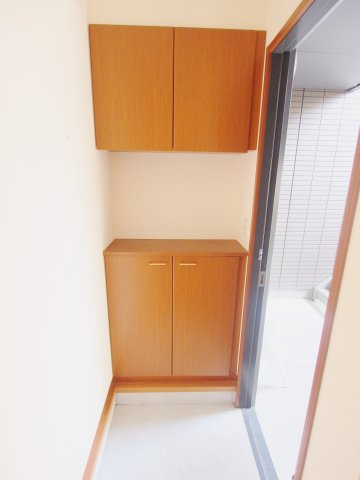 広島市安芸区中野３丁目のアパートの玄関