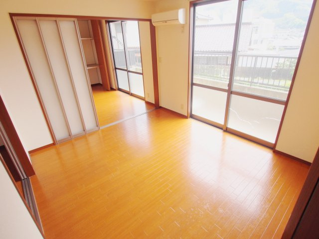 広島市安芸区中野３丁目のアパートの居間・リビング