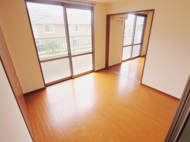 広島市安芸区中野３丁目のアパートの居間・リビング
