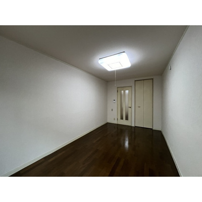 【居間・リビング】 | くれよんハウス | こちらの居間で趣味の時間をお楽しみください