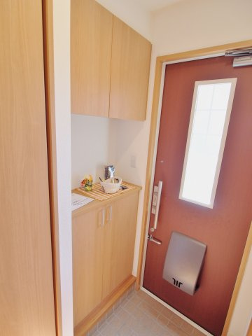 広島市安芸区船越２丁目のアパートの玄関